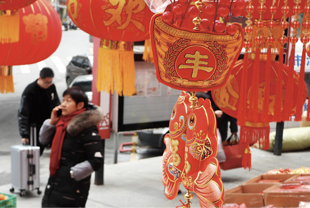 2024年1月22日，在四川省达州市通川区珠市街年货市场，市民在选购春节饰品。.jpg